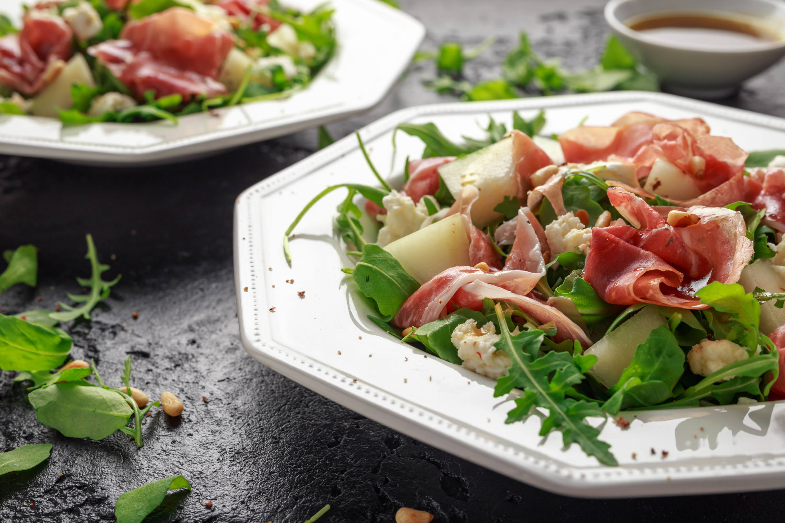 Ensalada de jamón ibérico, melón y canónigos