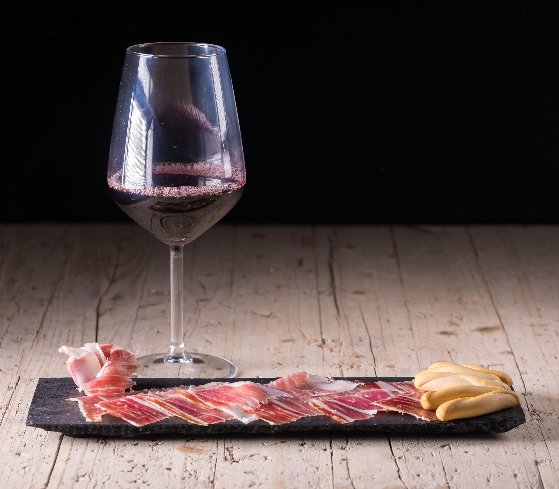 Jamón y vino, ¿cómo elegir el vino que mejor marida?