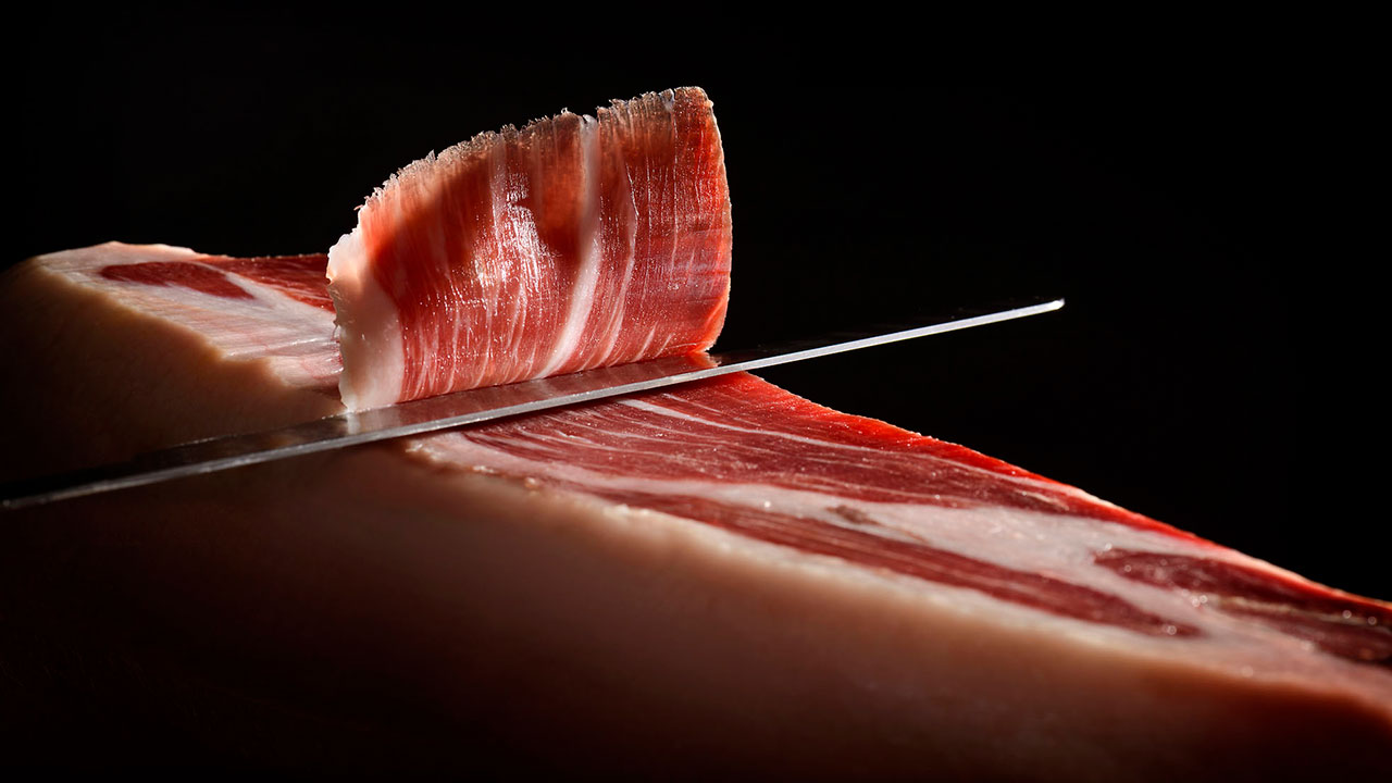 Cómo cortar un jamón ibérico en el jamonero