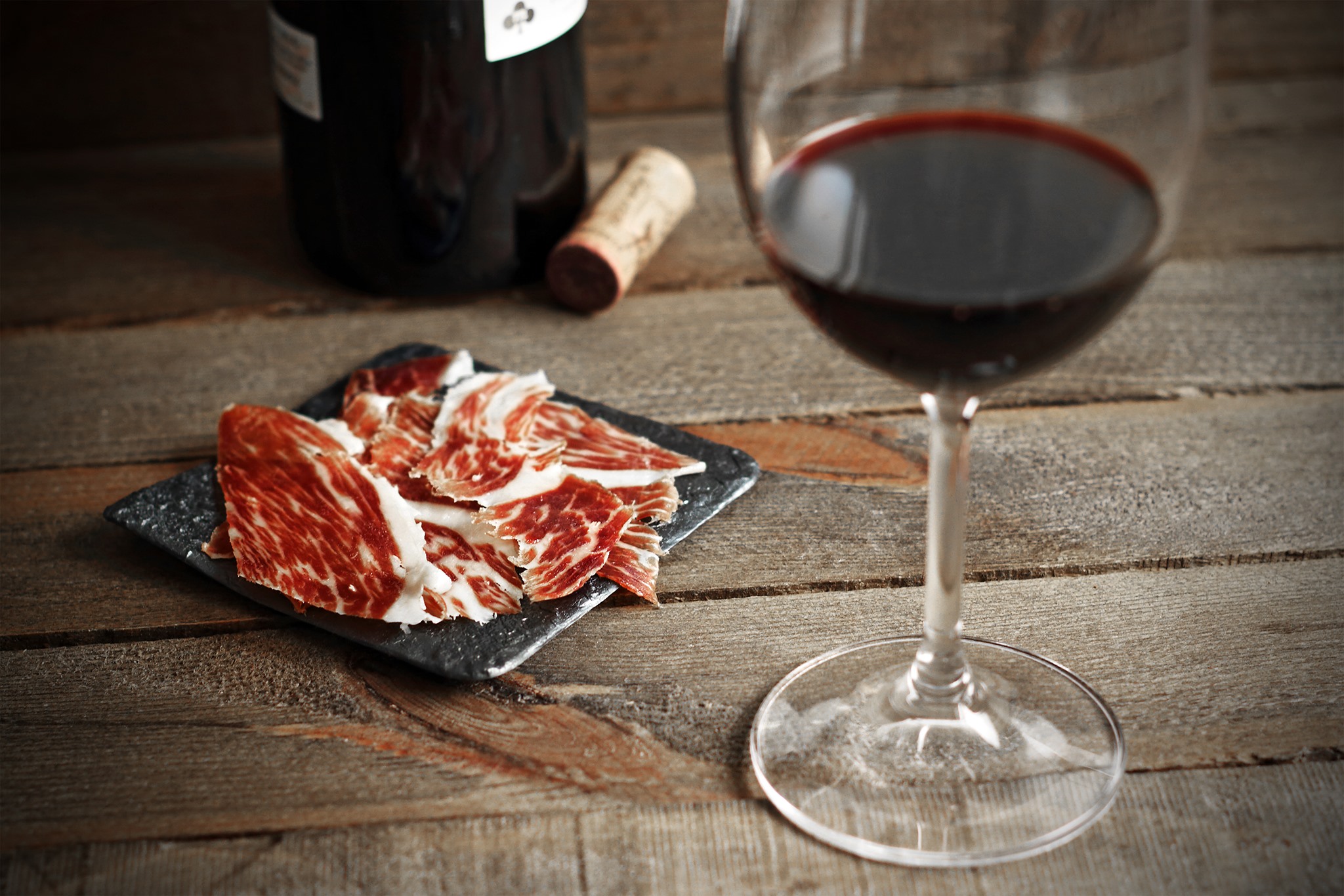 ¿Cuál es el mejor vino para acompañar al jamón ibérico?