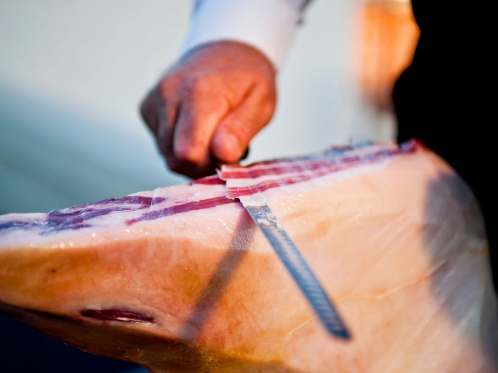 ¿Cómo empezar a cortar un jamón? ¿Por qué lado?